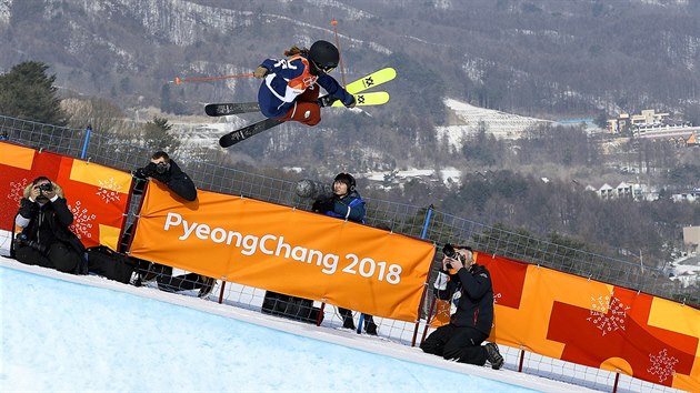 Americk akrobatick lyaka Maddie Bowmanov v olympijsk kvalifikaci na U-ramp. (19. nora 2018)