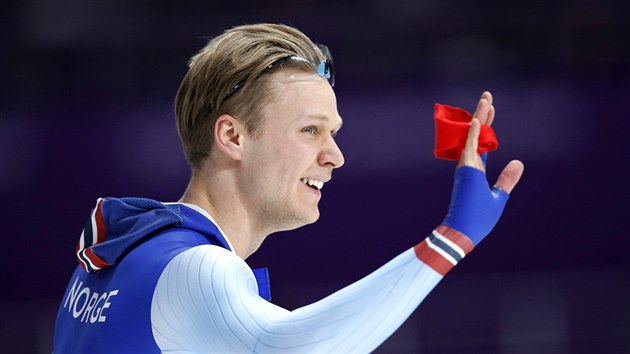 ZLATO. Norsk rychlobrusla Havard Lorentzen zvtzil v olympijskm zvodu na 500 metr. (19. nora 2018)