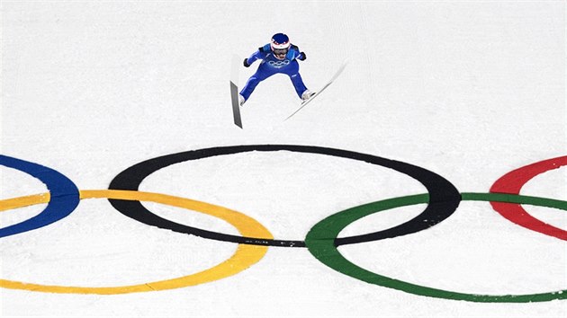 Čech Roman Koudelka při finálovém skoku na velkém můstku v olympijském závodu družstev. (19. února 2018)