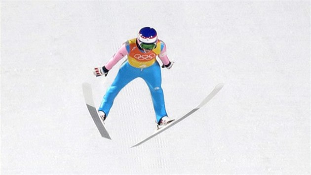 Čech Čestmír Kožíšek při finálovém skoku na velkém můstku v olympijském závodu družstev. (19. února 2018)