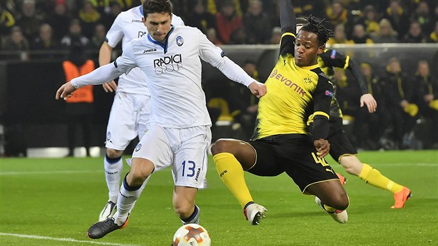 Souboj o míč mezi Mattiou Caldarou z Bergama a Michym Batshuayiem z Dortmundu v utkání fotbalové Evropské ligy.
