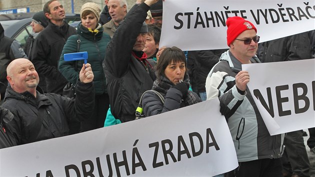 Demonstrace několika stovek zaměstnanců společnosti Vítkovické strojírny, někdejší firmy Vítkovice Power Engineering. (9. února 2017)