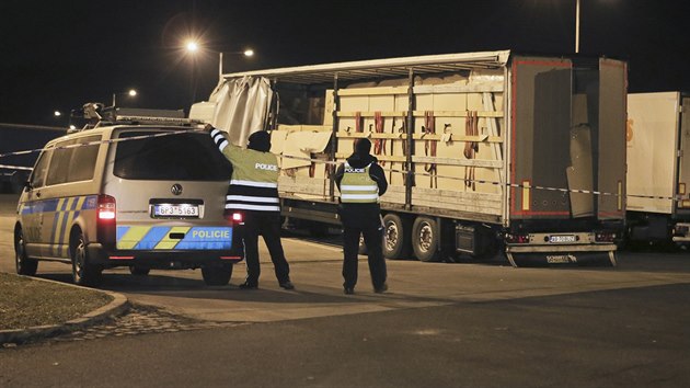 Policie ČR ve spolupráci s kolegy z Německa zadržela na dálnici D5 u Šlovic kamion, který převážel v návěsu nelegálně 7 lidí z toho 4 děti. (16. února 2018)