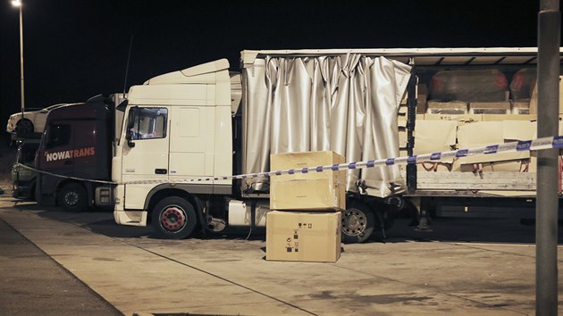 Policie R ve spoluprci s kolegy z Nmecka zadrela na dlnici D5 u lovic kamion, kter pevel v nvsu nelegln 7 lid z toho 4 dti. (16. nora 2018)