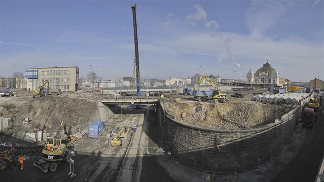 Snášení jižního železničního mostu hlavního vlakového nádraží v Plzni. (19. února 2018)