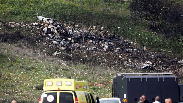 Trosky izraelsk sthaky F-16 nalezen nedaleko kibucu Harduf na severu Izraele. (10. nora 2018)