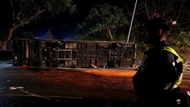 Při nehodě dvoupatrového autobusu v Hongkongu zahynulo nejméně 18 lidí. (10. února 2018)