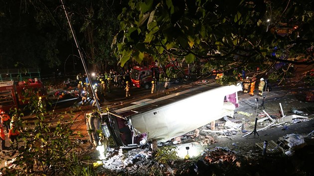 Při nehodě dvoupatrového autobusu v Hongkongu zahynulo nejméně 18 lidí. (10. února 2018)