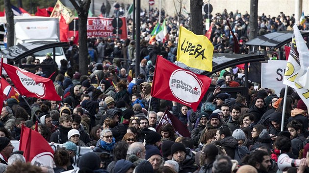 V italské Maceratě, kde před týdnem neonacista Luca Traini postřelil šest cizinců tmavé pleti, manifestovaly tisíce lidí proti rasismu a fašismu. (10. února 2018)