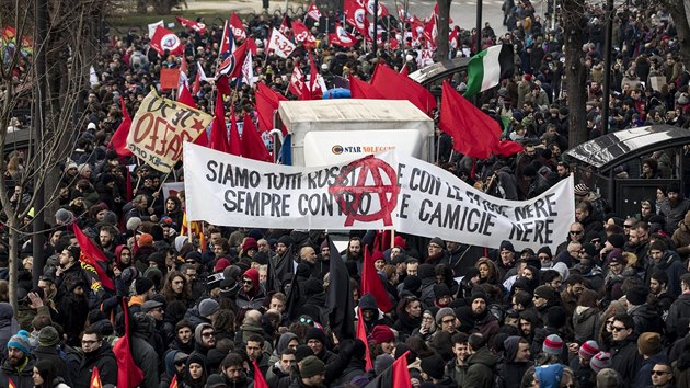 V italské Maceratě, kde před týdnem neonacista Luca Traini postřelil šest cizinců tmavé pleti, manifestovaly tisíce lidí proti rasismu a fašismu. (10. února 2018)