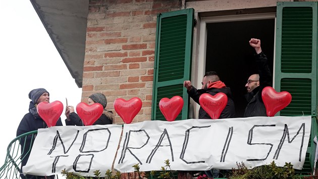 V italské Maceratě protestovali lidé proti rostoucímu rasismu a fašismu v zemi. (10. února 2018)