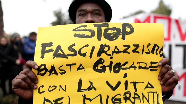 V italsk Macerat protestovali lid proti rostoucmu rasismu a faismu v zemi. (10. nora 2018)