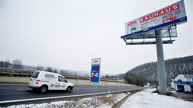 Billboardy odvádějí pozornost řidičů, posádky aut pak při nehodě může ohrozit i jejich konstrukce.
