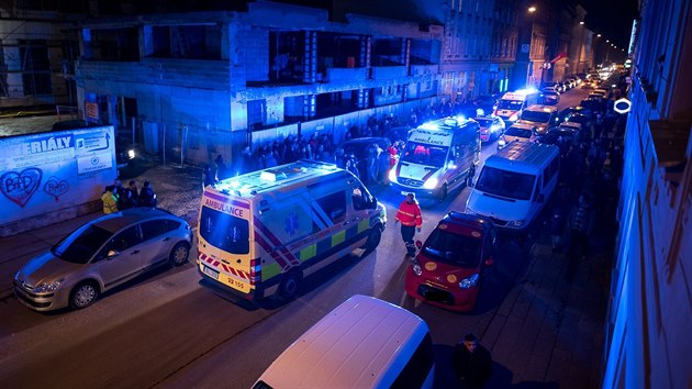 Záchranáři zasahují v Bratislavské ulici v Brně poté, co zde auto srazilo ženu s kočárkem. Dění přihlíží početný dav místních.