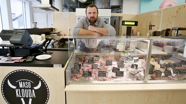 Řezník Martin Klouda prodává své maso i v kryté tržnici na brněnském Zelném trhu.