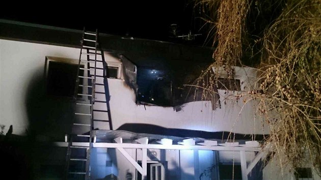 Hasiči likvidují požár domu v Šanově na Znojemsku. Ukázalo se, že jej úmyslně zapálil muž, který v něm žil se svou starší příbuznou. (6. února 2018)