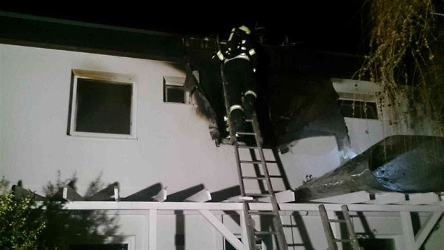 Hasiči likvidují požár domu v Šanově na Znojemsku. Ukázalo se, že jej úmyslně zapálil muž, který v něm žil se svou starší příbuznou. (6. února 2018)