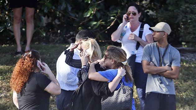 Na stedn kole Stoneman Douglas v Parklandu severn od Miami na Florid se stlelo. Policie pachatele zadrela. (14. nora 2018)