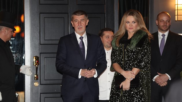 Premir v demisi Andrej Babi (ANO) s manelkou Monikou po veei s prezidentem Miloem Zemanem v Prhonicch (18. nora 2018)