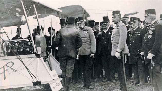Letecká přehlídka ve Vídní, kde Igo Etrich, předvedl před zraky císaře Františka Josefa I. a 50 tisíci diváků svůj letoun Taube (holubice).