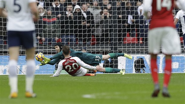 OSTR ZKROK esk brank Petr ech z Arsenalu poprv vnji zasahuje v londnskm derby proti Tottenhamu, bylo to po zkroku vlastnho stopera Mustafiho.