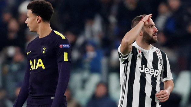 Argentinsk tonk Gonzlo Higuan z Juventusu (vpravo) se raduje z glu v osmifinle Ligy mistr proti Tottenhamu.
