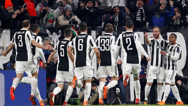 Radost fotbalist Juventusu Turn v vodu osmifinle Ligy mistr proti Tottenhamu. Druh zprava stelec Gonzlo Higuan.
