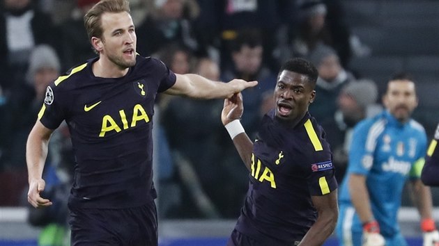 Anglick tonk Harry Kane z Tottenhamu a jeho spoluhr Aurier se raduj z glu v osmifinle Ligy mistr na Juventusu.