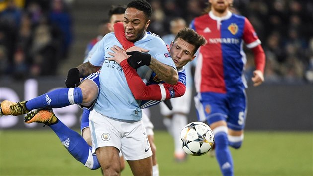 Taulant Xhaka z Basileje nefotbalov atakuje Raheema Sterlinga z Manchesteru City v osmifinle Ligy mistr.