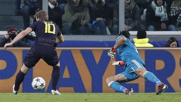 Anglick tonk Harry Kane z Tottenhamu obchz brank Gigi Buffona z Juventusu v vodnm osmifinle Ligy mistr.