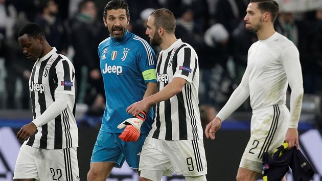 Zklaman fotbalist Juventusu v ele s brankem Buffonem (druh zleva) a tonkem Higuanem odchzej ze hit po osmifinlov remze s Tottenhamem.
