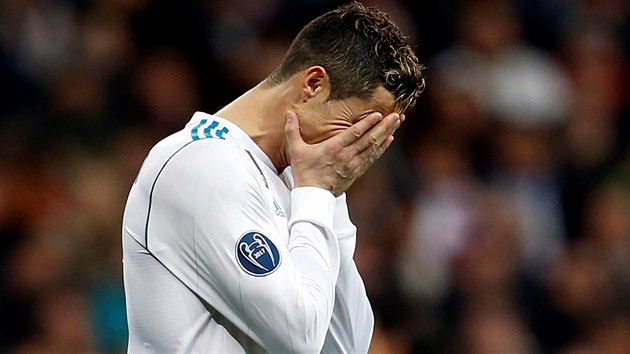 Cristiano Ronaldo z Realu Madrid schovv hlavu v dlanch v osmifinle Ligy mistr proti Paris St,. Germain.