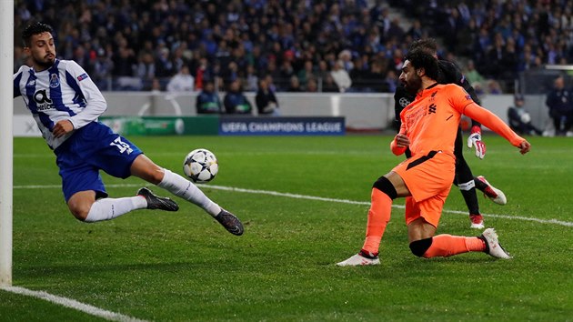Liverpoolsk Mohamed Salah stl gl do st FC Porto v osmifinle Ligy mistr.