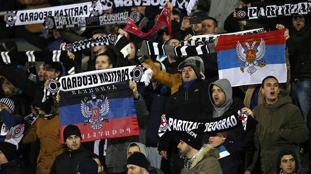 Fanouci Partizanu Blehrad bhem pohrovho utkn proti Plzni.