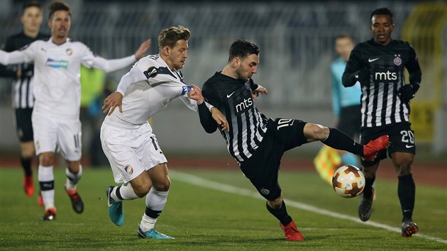 Plzesk zlonk Patrik Hroovsk se sna zastavit Marka Jankovie z Partizanu Blehrad v utkn Evropsk ligy.