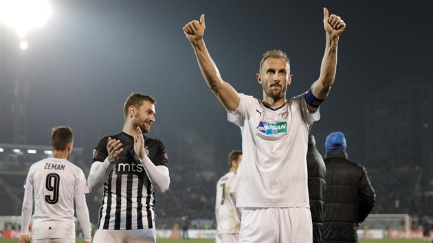 Plzesk kapitn Hubnk se spoluhri dkuje fanoukm za podporu po utkn Evropsk ligy na Partizanu Blehrad.