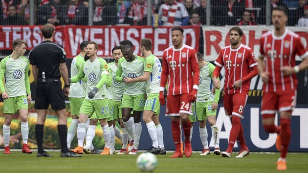 Fotbalisté Wolfsburgu se radují z gólu proti Bayernu Mnichov.