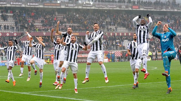 Fotbalist Juventusu se raduj po vtzstv v turnskm derby.