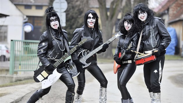 Místem, kde se ještě masopust drží, je například Červená Lhota na Třebíčsku. Konal se zde první únorový víkend. Mezi maskami se v průvodu objevila i legendární rocková kapela Kiss.