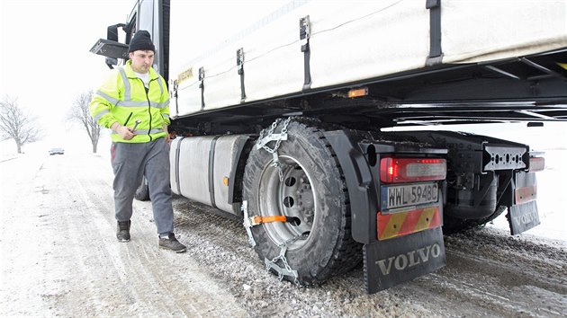Sněžení způsobilo na silnicích Vysočiny řadu problémů. Obrázek je od Stonařova na Jihlavsku.