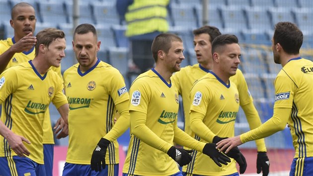 RADOST Z GLU. Zlnt fotbalist oslavuj branku v ppravnm zpase.