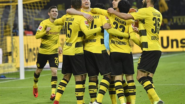 TMOV RADOST. Fotbalist Dortmundu oslavuj gl v utkn nmeck ligy proti Hamburku.