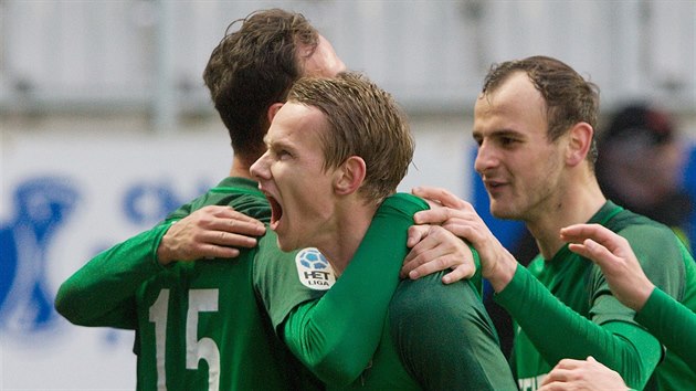 GLOV RADOST PODRUH. Jablonet fotbalist v prbhu zpasu proti Teplicm oteli skre, nakonec vyhrli 2:1. Utkn rozhodl ti minuty ped koncem tonk Jan Chramosta z penalty.