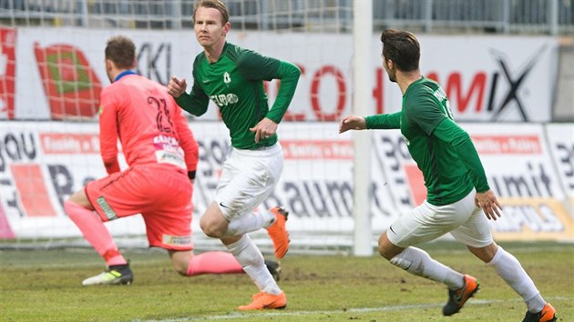 PROMNN PENALTA. Duel Jablonce s Teplicemi skonil 2:1 pro domc, o vtzstv rozhodl Jan Chramosta z penalty. Na snmku se raduje pot, co pekonal glmana Jakuba Divie.