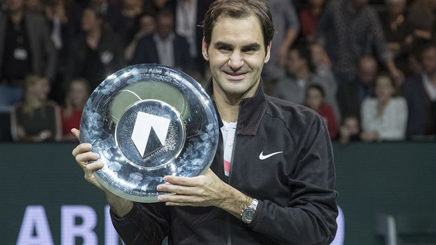 S TROFEJÍ. Švýcarský tenista Roger Federer ovládl turnaj v Rotterdamu a takhle pózoval s trofejí. Navíc se teď znovu stane světovou jedničkou.