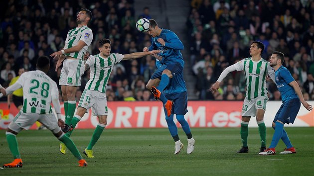 DO VZDUCHU A ZAKONIT. Cristiano Ronaldo, nejvt hvzda Realu Madrid, hlavikuje v utkn panlsk ligy na hiti Betisu Sevilla.