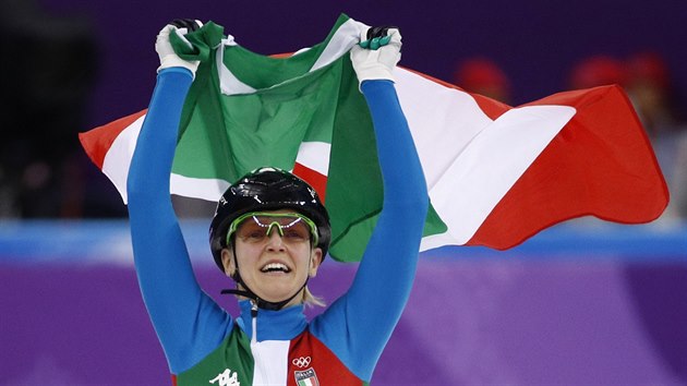 Italka Arianna Fontanaov� po triumfu na olympijsk� p�tistovce rychlobrusla�ek na kr�tk� dr�ze v Pchjong�changu.