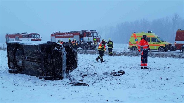 Kvůli hustému sněžení vyjížděli hasiči v Olomouckém kraji k řadě dopravních nehod. (16. února 2018)