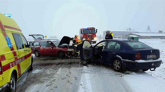 Kvůli hustému sněžení vyjížděli hasiči v Olomouckém kraji k řadě dopravních nehod. (16. února 2018)