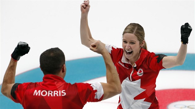 Kanaan Kaitlyn Lawesov a John Morris se raduj z olympijskho triumfu.